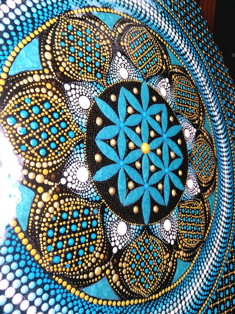 Pontokból szőtt harmónia – Mandalák a stílusos otthonban Kortárs design és belső egyensúly kéz a kézben A mandala szó hallatán sokan színes, szabályos mintákra gondolnak – de a valódi jelentése ennél sokkal mélyebb.