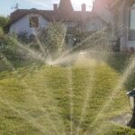 Ne locsolj feleslegesen! – Így építs profi öntözőrendszert! Kisokos, hasznos tanácsokkal Kertünk gondozása nem csupán hobbi, hanem egy életforma is, amely lehetőséget teremt arra, hogy közelebb kerüljünk a természethez. Az öntözés elengedhetetlen része a kert gondozásának, hiszen a megfelelő vízellátás biztosítja a növények egészséges fejlődését, bőséges termését.