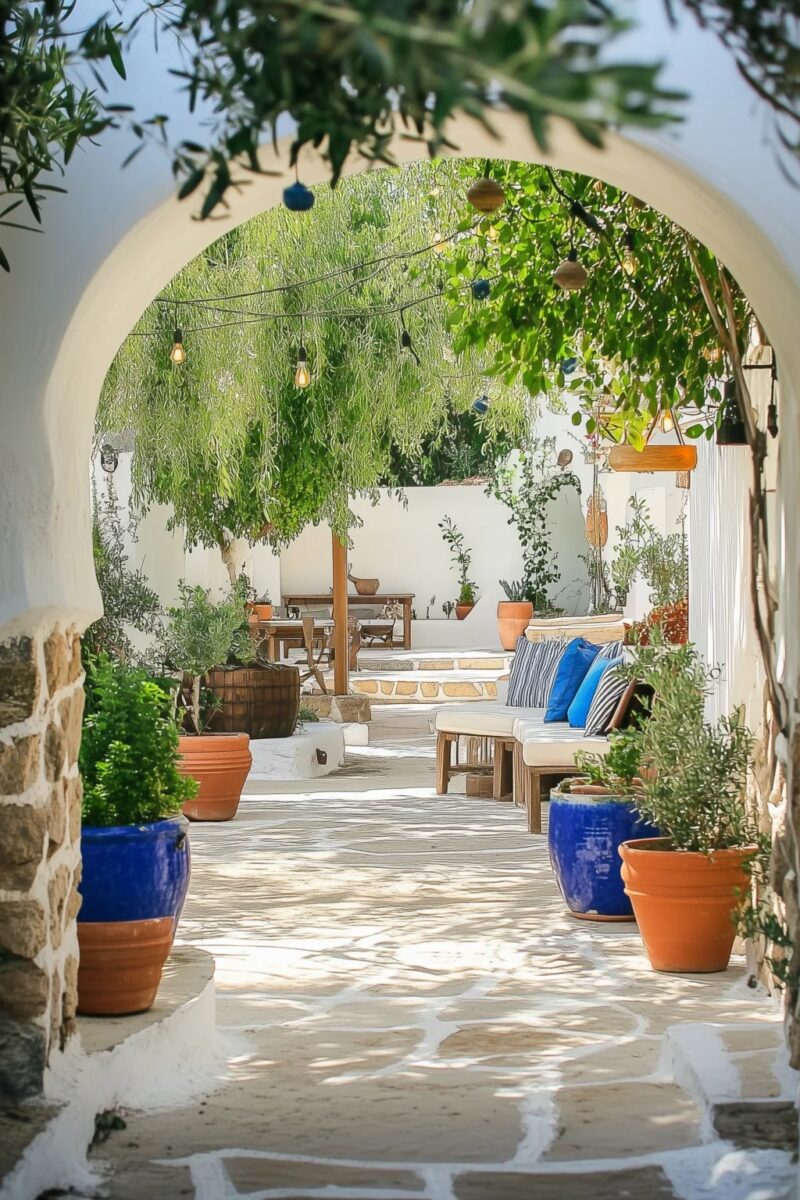 Hozd el a mediterrán hangulatot a kertedbe! Görög kert itthon? 12+5 extra tipp a mediterrán hangulathoz Képzeld el, ahogy a napfény játszik a fehér falakon, a levendula illata keveredik a meleg, tengeri szellő illatával, miközben olajfák árnyékában pihensz. Ez nem csak egy görög szigeten lehet valóság – a saját kertedben is megidézheted ezt a varázst. Mutatjuk, hogyan!