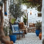 Hozd el a mediterrán hangulatot a kertedbe! Görög kert itthon? 12+5 extra tipp a mediterrán hangulathoz Képzeld el, ahogy a napfény játszik a fehér falakon, a levendula illata keveredik a meleg, tengeri szellő illatával, miközben olajfák árnyékában pihensz. Ez nem csak egy görög szigeten lehet valóság – a saját kertedben is megidézheted ezt a varázst. Mutatjuk, hogyan!