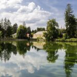 Ott kezdődik a kaland, ahol véget ér az aszfalt… A természet közelsége egyfajta varázserővel bír. A madarak csicsergése, a levelek zizegése, a domboldalról elénk táruló panoráma, a moha illata, a reggeli pára: ezek azok az élmények, amelyekért érdemes kilépni a négy fal közül. A túrázás nem csupán egy sport vagy időtöltés – sokak számára egyfajta életmód, amely segít lelassulni, feltöltődni és új nézőpontból látni a világot.