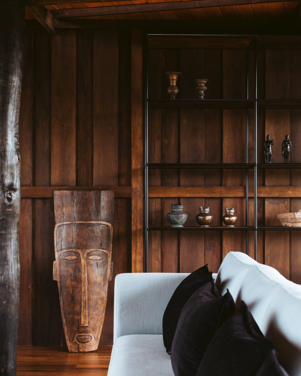 Luxus egy fahéjültetvény közepén – Trebartha East, a kör alakú luxusvilla A Srí Lanka-i Ahangama városától alig 10 percre, egy lankás, zöld dombtetőn található a Trebartha East – The Round House, egy négy hálószobás, kör alakú luxusvilla, amely egy 12 hektáros bio fahéjültetvény koronájaként magasodik a táj fölé. Ez a kivételes elhelyezkedés nemcsak nyugalmat és természetközeli élményt kínál, de egyben betekintést is ad a helyi mezőgazdaság és kultúra finom rétegeibe.