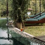 Luxus egy fahéjültetvény közepén – Trebartha East, a kör alakú luxusvilla A Srí Lanka-i Ahangama városától alig 10 percre, egy lankás, zöld dombtetőn található a Trebartha East – The Round House, egy négy hálószobás, kör alakú luxusvilla, amely egy 12 hektáros bio fahéjültetvény koronájaként magasodik a táj fölé. Ez a kivételes elhelyezkedés nemcsak nyugalmat és természetközeli élményt kínál, de egyben betekintést is ad a helyi mezőgazdaság és kultúra finom rétegeibe.