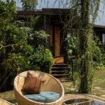 Luxus egy fahéjültetvény közepén – Trebartha East, a kör alakú luxusvilla A Srí Lanka-i Ahangama városától alig 10 percre, egy lankás, zöld dombtetőn található a Trebartha East – The Round House, egy négy hálószobás, kör alakú luxusvilla, amely egy 12 hektáros bio fahéjültetvény koronájaként magasodik a táj fölé. Ez a kivételes elhelyezkedés nemcsak nyugalmat és természetközeli élményt kínál, de egyben betekintést is ad a helyi mezőgazdaság és kultúra finom rétegeibe.