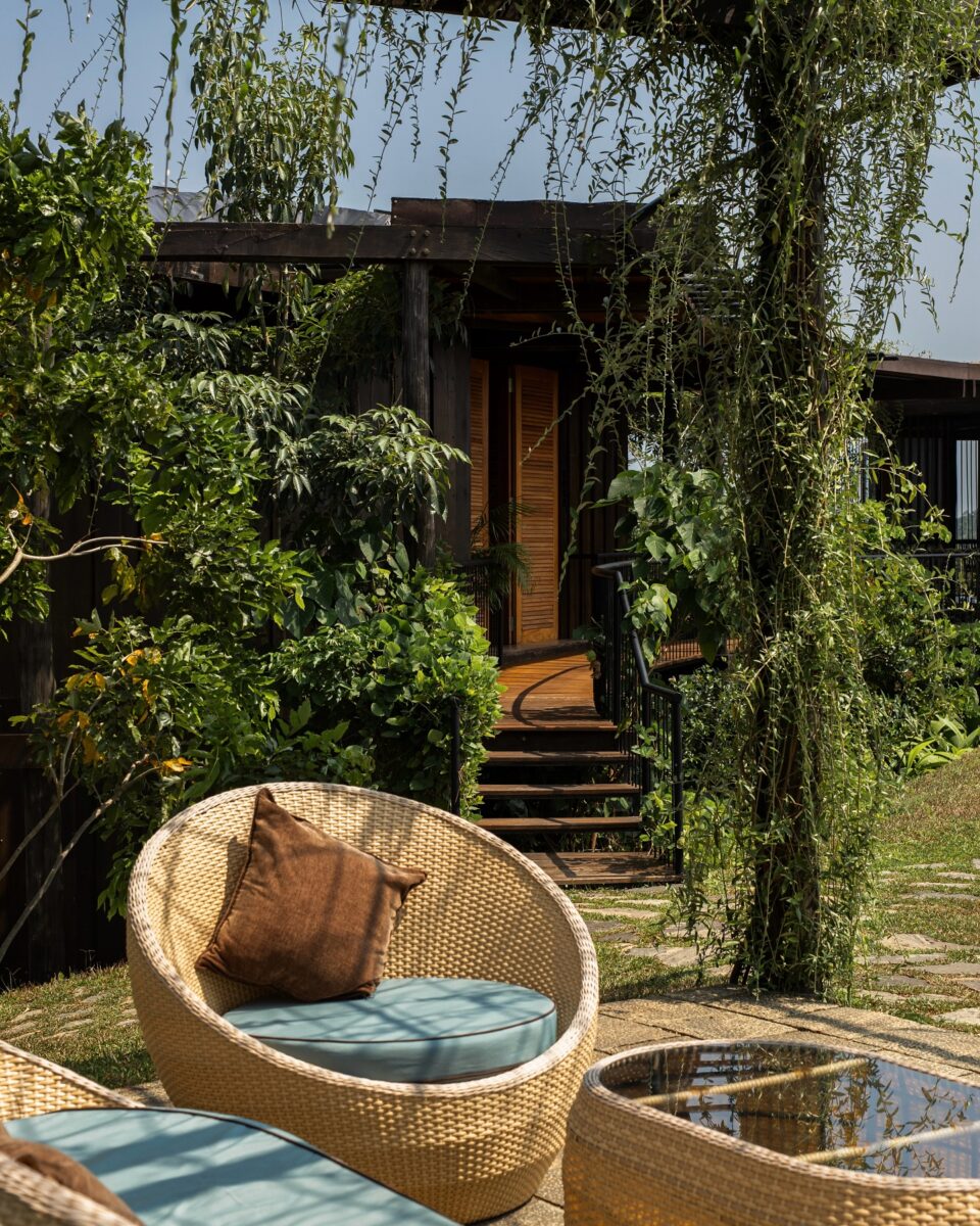 Luxus egy fahéjültetvény közepén – Trebartha East, a kör alakú luxusvilla A Srí Lanka-i Ahangama városától alig 10 percre, egy lankás, zöld dombtetőn található a Trebartha East – The Round House, egy négy hálószobás, kör alakú luxusvilla, amely egy 12 hektáros bio fahéjültetvény koronájaként magasodik a táj fölé. Ez a kivételes elhelyezkedés nemcsak nyugalmat és természetközeli élményt kínál, de egyben betekintést is ad a helyi mezőgazdaság és kultúra finom rétegeibe.