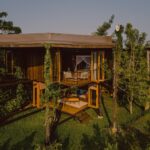 Luxus egy fahéjültetvény közepén – Trebartha East, a kör alakú luxusvilla A Srí Lanka-i Ahangama városától alig 10 percre, egy lankás, zöld dombtetőn található a Trebartha East – The Round House, egy négy hálószobás, kör alakú luxusvilla, amely egy 12 hektáros bio fahéjültetvény koronájaként magasodik a táj fölé. Ez a kivételes elhelyezkedés nemcsak nyugalmat és természetközeli élményt kínál, de egyben betekintést is ad a helyi mezőgazdaság és kultúra finom rétegeibe.