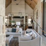 Modern nappali design – inspiráció a Three Falls Projektből A Utah állambeli Wasatch-hegység vadregényes tájában megbúvó otthon tökéletes egyensúlyt teremt a modern és a hagyományos rusztikus stílus között. A belső tér melegséget és kényelmet sugároz a természetes anyagokkal, földszínekkel és gondosan megválogatott bútorokkal.