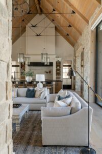 Modern nappali design – inspiráció a Three Falls Projektből A Utah állambeli Wasatch-hegység vadregényes tájában megbúvó otthon tökéletes egyensúlyt teremt a modern és a hagyományos rusztikus stílus között. A belső tér melegséget és kényelmet sugároz a természetes anyagokkal, földszínekkel és gondosan megválogatott bútorokkal.