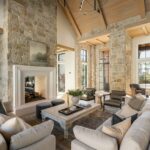 Modern nappali design – inspiráció a Three Falls Projektből A Utah állambeli Wasatch-hegység vadregényes tájában megbúvó otthon tökéletes egyensúlyt teremt a modern és a hagyományos rusztikus stílus között. A belső tér melegséget és kényelmet sugároz a természetes anyagokkal, földszínekkel és gondosan megválogatott bútorokkal.