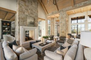 Modern nappali design – inspiráció a Three Falls Projektből A Utah állambeli Wasatch-hegység vadregényes tájában megbúvó otthon tökéletes egyensúlyt teremt a modern és a hagyományos rusztikus stílus között. A belső tér melegséget és kényelmet sugároz a természetes anyagokkal, földszínekkel és gondosan megválogatott bútorokkal.