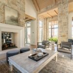 Modern nappali design – inspiráció a Three Falls Projektből A Utah állambeli Wasatch-hegység vadregényes tájában megbúvó otthon tökéletes egyensúlyt teremt a modern és a hagyományos rusztikus stílus között. A belső tér melegséget és kényelmet sugároz a természetes anyagokkal, földszínekkel és gondosan megválogatott bútorokkal.