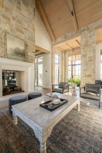 Modern nappali design – inspiráció a Three Falls Projektből A Utah állambeli Wasatch-hegység vadregényes tájában megbúvó otthon tökéletes egyensúlyt teremt a modern és a hagyományos rusztikus stílus között. A belső tér melegséget és kényelmet sugároz a természetes anyagokkal, földszínekkel és gondosan megválogatott bútorokkal.