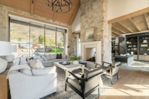Modern nappali design – inspiráció a Three Falls Projektből A Utah állambeli Wasatch-hegység vadregényes tájában megbúvó otthon tökéletes egyensúlyt teremt a modern és a hagyományos rusztikus stílus között. A belső tér melegséget és kényelmet sugároz a természetes anyagokkal, földszínekkel és gondosan megválogatott bútorokkal.