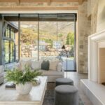Modern nappali design – inspiráció a Three Falls Projektből A Utah állambeli Wasatch-hegység vadregényes tájában megbúvó otthon tökéletes egyensúlyt teremt a modern és a hagyományos rusztikus stílus között. A belső tér melegséget és kényelmet sugároz a természetes anyagokkal, földszínekkel és gondosan megválogatott bútorokkal.