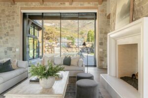Modern nappali design – inspiráció a Three Falls Projektből A Utah állambeli Wasatch-hegység vadregényes tájában megbúvó otthon tökéletes egyensúlyt teremt a modern és a hagyományos rusztikus stílus között. A belső tér melegséget és kényelmet sugároz a természetes anyagokkal, földszínekkel és gondosan megválogatott bútorokkal.