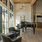 Modern nappali design – inspiráció a Three Falls Projektből A Utah állambeli Wasatch-hegység vadregényes tájában megbúvó otthon tökéletes egyensúlyt teremt a modern és a hagyományos rusztikus stílus között. A belső tér melegséget és kényelmet sugároz a természetes anyagokkal, földszínekkel és gondosan megválogatott bútorokkal.