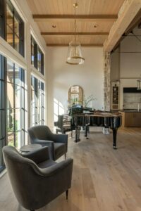 Modern nappali design – inspiráció a Three Falls Projektből A Utah állambeli Wasatch-hegység vadregényes tájában megbúvó otthon tökéletes egyensúlyt teremt a modern és a hagyományos rusztikus stílus között. A belső tér melegséget és kényelmet sugároz a természetes anyagokkal, földszínekkel és gondosan megválogatott bútorokkal.