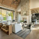 Modern nappali design – inspiráció a Three Falls Projektből A Utah állambeli Wasatch-hegység vadregényes tájában megbúvó otthon tökéletes egyensúlyt teremt a modern és a hagyományos rusztikus stílus között. A belső tér melegséget és kényelmet sugároz a természetes anyagokkal, földszínekkel és gondosan megválogatott bútorokkal.