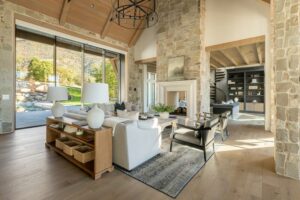 Modern nappali design – inspiráció a Three Falls Projektből A Utah állambeli Wasatch-hegység vadregényes tájában megbúvó otthon tökéletes egyensúlyt teremt a modern és a hagyományos rusztikus stílus között. A belső tér melegséget és kényelmet sugároz a természetes anyagokkal, földszínekkel és gondosan megválogatott bútorokkal.
