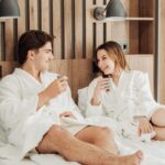„Reggeli kosár az erkélyen, nyugalom a jakuzziban – Ilyen az élet Hajdúszoboszló egyetlen ötcsillagos apartmanjában” Van egy hely Hajdúszoboszlón, ahová az ember nem csak kikapcsolódni jön – hanem tényleg lelassítani. Nem siet senki, nem szól rád a világ, hogy “kellene valami mást is csinálni”. Itt tényleg leteheted a bőröndöt, a hétköznapokat, a feszültséget és elfelejted, mi az a kompromisszum a pihenésben. A Tahiti Resort Apartments már a nevében is ígéret, de hogy mit jelent ez a valóságban? Néha egy friss, helyi termelői reggeli kosár, amit a reggeli csendben, madárcsicsergés mellett az erkélyen bontasz ki. Néha a jacuzziban, vízpermettel az arcodon nézed, ahogy a gőz szétoszlik a reggeli napfényben és rájössz, hogy a luxus nem feltétlenül jelent túlbonyolított eleganciát – inkább apró gondoskodást, odafigyelést, minden részletben.