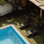 „Reggeli kosár az erkélyen, nyugalom a jakuzziban – Ilyen az élet Hajdúszoboszló egyetlen ötcsillagos apartmanjában” Van egy hely Hajdúszoboszlón, ahová az ember nem csak kikapcsolódni jön – hanem tényleg lelassítani. Nem siet senki, nem szól rád a világ, hogy “kellene valami mást is csinálni”. Itt tényleg leteheted a bőröndöt, a hétköznapokat, a feszültséget és elfelejted, mi az a kompromisszum a pihenésben. A Tahiti Resort Apartments már a nevében is ígéret, de hogy mit jelent ez a valóságban? Néha egy friss, helyi termelői reggeli kosár, amit a reggeli csendben, madárcsicsergés mellett az erkélyen bontasz ki. Néha a jacuzziban, vízpermettel az arcodon nézed, ahogy a gőz szétoszlik a reggeli napfényben és rájössz, hogy a luxus nem feltétlenül jelent túlbonyolított eleganciát – inkább apró gondoskodást, odafigyelést, minden részletben.
