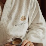 „Reggeli kosár az erkélyen, nyugalom a jakuzziban – Ilyen az élet Hajdúszoboszló egyetlen ötcsillagos apartmanjában” Van egy hely Hajdúszoboszlón, ahová az ember nem csak kikapcsolódni jön – hanem tényleg lelassítani. Nem siet senki, nem szól rád a világ, hogy “kellene valami mást is csinálni”. Itt tényleg leteheted a bőröndöt, a hétköznapokat, a feszültséget és elfelejted, mi az a kompromisszum a pihenésben. A Tahiti Resort Apartments már a nevében is ígéret, de hogy mit jelent ez a valóságban? Néha egy friss, helyi termelői reggeli kosár, amit a reggeli csendben, madárcsicsergés mellett az erkélyen bontasz ki. Néha a jacuzziban, vízpermettel az arcodon nézed, ahogy a gőz szétoszlik a reggeli napfényben és rájössz, hogy a luxus nem feltétlenül jelent túlbonyolított eleganciát – inkább apró gondoskodást, odafigyelést, minden részletben.