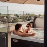 „Reggeli kosár az erkélyen, nyugalom a jakuzziban – Ilyen az élet Hajdúszoboszló egyetlen ötcsillagos apartmanjában” Van egy hely Hajdúszoboszlón, ahová az ember nem csak kikapcsolódni jön – hanem tényleg lelassítani. Nem siet senki, nem szól rád a világ, hogy “kellene valami mást is csinálni”. Itt tényleg leteheted a bőröndöt, a hétköznapokat, a feszültséget és elfelejted, mi az a kompromisszum a pihenésben. A Tahiti Resort Apartments már a nevében is ígéret, de hogy mit jelent ez a valóságban? Néha egy friss, helyi termelői reggeli kosár, amit a reggeli csendben, madárcsicsergés mellett az erkélyen bontasz ki. Néha a jacuzziban, vízpermettel az arcodon nézed, ahogy a gőz szétoszlik a reggeli napfényben és rájössz, hogy a luxus nem feltétlenül jelent túlbonyolított eleganciát – inkább apró gondoskodást, odafigyelést, minden részletben.