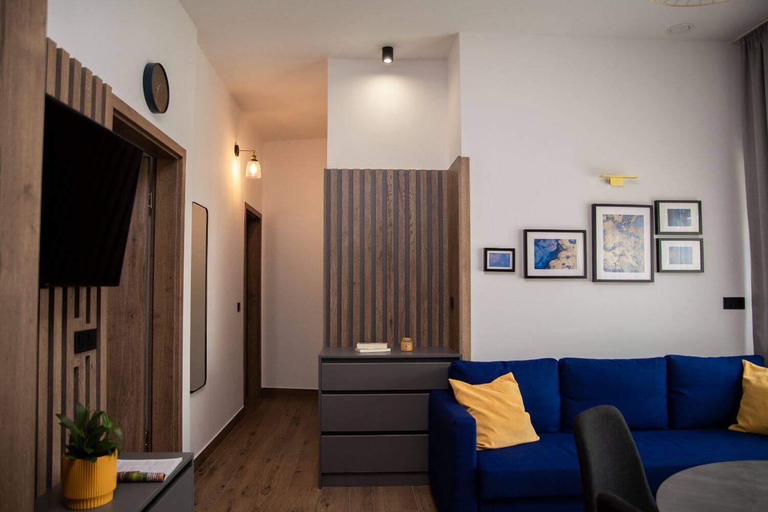 „Reggeli kosár az erkélyen, nyugalom a jakuzziban – Ilyen az élet Hajdúszoboszló egyetlen ötcsillagos apartmanjában” Van egy hely Hajdúszoboszlón, ahová az ember nem csak kikapcsolódni jön – hanem tényleg lelassítani. Nem siet senki, nem szól rád a világ, hogy “kellene valami mást is csinálni”. Itt tényleg leteheted a bőröndöt, a hétköznapokat, a feszültséget és elfelejted, mi az a kompromisszum a pihenésben. A Tahiti Resort Apartments már a nevében is ígéret, de hogy mit jelent ez a valóságban? Néha egy friss, helyi termelői reggeli kosár, amit a reggeli csendben, madárcsicsergés mellett az erkélyen bontasz ki. Néha a jacuzziban, vízpermettel az arcodon nézed, ahogy a gőz szétoszlik a reggeli napfényben és rájössz, hogy a luxus nem feltétlenül jelent túlbonyolított eleganciát – inkább apró gondoskodást, odafigyelést, minden részletben.