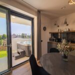 „Reggeli kosár az erkélyen, nyugalom a jakuzziban – Ilyen az élet Hajdúszoboszló egyetlen ötcsillagos apartmanjában” Van egy hely Hajdúszoboszlón, ahová az ember nem csak kikapcsolódni jön – hanem tényleg lelassítani. Nem siet senki, nem szól rád a világ, hogy “kellene valami mást is csinálni”. Itt tényleg leteheted a bőröndöt, a hétköznapokat, a feszültséget és elfelejted, mi az a kompromisszum a pihenésben. A Tahiti Resort Apartments már a nevében is ígéret, de hogy mit jelent ez a valóságban? Néha egy friss, helyi termelői reggeli kosár, amit a reggeli csendben, madárcsicsergés mellett az erkélyen bontasz ki. Néha a jacuzziban, vízpermettel az arcodon nézed, ahogy a gőz szétoszlik a reggeli napfényben és rájössz, hogy a luxus nem feltétlenül jelent túlbonyolított eleganciát – inkább apró gondoskodást, odafigyelést, minden részletben.