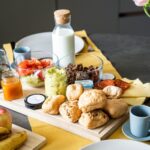 „Reggeli kosár az erkélyen, nyugalom a jakuzziban – Ilyen az élet Hajdúszoboszló egyetlen ötcsillagos apartmanjában” Van egy hely Hajdúszoboszlón, ahová az ember nem csak kikapcsolódni jön – hanem tényleg lelassítani. Nem siet senki, nem szól rád a világ, hogy “kellene valami mást is csinálni”. Itt tényleg leteheted a bőröndöt, a hétköznapokat, a feszültséget és elfelejted, mi az a kompromisszum a pihenésben. A Tahiti Resort Apartments már a nevében is ígéret, de hogy mit jelent ez a valóságban? Néha egy friss, helyi termelői reggeli kosár, amit a reggeli csendben, madárcsicsergés mellett az erkélyen bontasz ki. Néha a jacuzziban, vízpermettel az arcodon nézed, ahogy a gőz szétoszlik a reggeli napfényben és rájössz, hogy a luxus nem feltétlenül jelent túlbonyolított eleganciát – inkább apró gondoskodást, odafigyelést, minden részletben.
