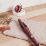 RAGYOGJ, MINT EGY CSILLAG A TESLA BURGUNDY FUSION-NEL! A szépség az önmagunkkal való törődésnél kezdődik. A napi rohanásban – munkahelyi elvárások, családi teendők és társasági programok között – gyakran megfeledkezünk azokról az apró szokásokról, amelyek boldogabbá és kiegyensúlyozottabbá tesznek minket. Itt az ideje a változásnak – szánj időt magadra és megjelenésedre! A megfelelő hajápolási és formázó eszközökkel minden nő magabiztosnak érezheti magát, kiemelheti természetes szépségét és sugározhatja stílusát.