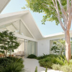 Twin Gable House – A fény és a fa harmóniája Egy ikonikus ház új élete Sunnyvale-ben, San Franciscótól alig egy órányira áll egy különleges otthon: a Twin Gable House, amelyet Ryan Leidner Architecture álmodott újra. Az eredeti épület egy tipikus Eichler-ház volt – lapos tetővel, egyszerű vonalvezetéssel és a mid-century modern stílus jegyeivel. A felújítás azonban új dimenzióba emelte: a ház ma a tágas, fényben úszó terek és a természet közelségének mintapéldája.