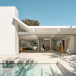 Twin Gable House – A fény és a fa harmóniája Egy ikonikus ház új élete Sunnyvale-ben, San Franciscótól alig egy órányira áll egy különleges otthon: a Twin Gable House, amelyet Ryan Leidner Architecture álmodott újra. Az eredeti épület egy tipikus Eichler-ház volt – lapos tetővel, egyszerű vonalvezetéssel és a mid-century modern stílus jegyeivel. A felújítás azonban új dimenzióba emelte: a ház ma a tágas, fényben úszó terek és a természet közelségének mintapéldája.
