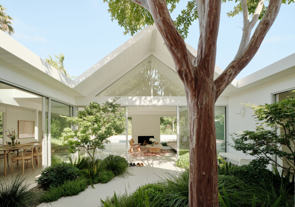 Twin Gable House – A fény és a fa harmóniája Egy ikonikus ház új élete Sunnyvale-ben, San Franciscótól alig egy órányira áll egy különleges otthon: a Twin Gable House, amelyet Ryan Leidner Architecture álmodott újra. Az eredeti épület egy tipikus Eichler-ház volt – lapos tetővel, egyszerű vonalvezetéssel és a mid-century modern stílus jegyeivel. A felújítás azonban új dimenzióba emelte: a ház ma a tágas, fényben úszó terek és a természet közelségének mintapéldája.