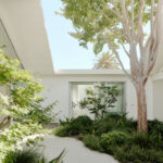 Twin Gable House – A fény és a fa harmóniája Egy ikonikus ház új élete Sunnyvale-ben, San Franciscótól alig egy órányira áll egy különleges otthon: a Twin Gable House, amelyet Ryan Leidner Architecture álmodott újra. Az eredeti épület egy tipikus Eichler-ház volt – lapos tetővel, egyszerű vonalvezetéssel és a mid-century modern stílus jegyeivel. A felújítás azonban új dimenzióba emelte: a ház ma a tágas, fényben úszó terek és a természet közelségének mintapéldája.