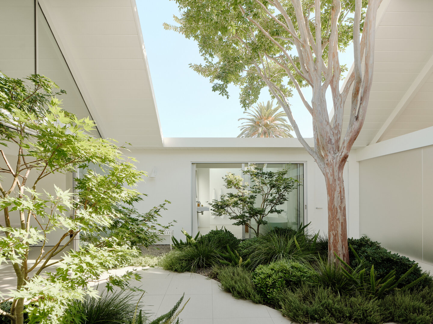 Twin Gable House – A fény és a fa harmóniája Egy ikonikus ház új élete Sunnyvale-ben, San Franciscótól alig egy órányira áll egy különleges otthon: a Twin Gable House, amelyet Ryan Leidner Architecture álmodott újra. Az eredeti épület egy tipikus Eichler-ház volt – lapos tetővel, egyszerű vonalvezetéssel és a mid-century modern stílus jegyeivel. A felújítás azonban új dimenzióba emelte: a ház ma a tágas, fényben úszó terek és a természet közelségének mintapéldája.